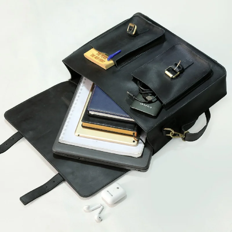 ABITI MESSENGER BAG: Black